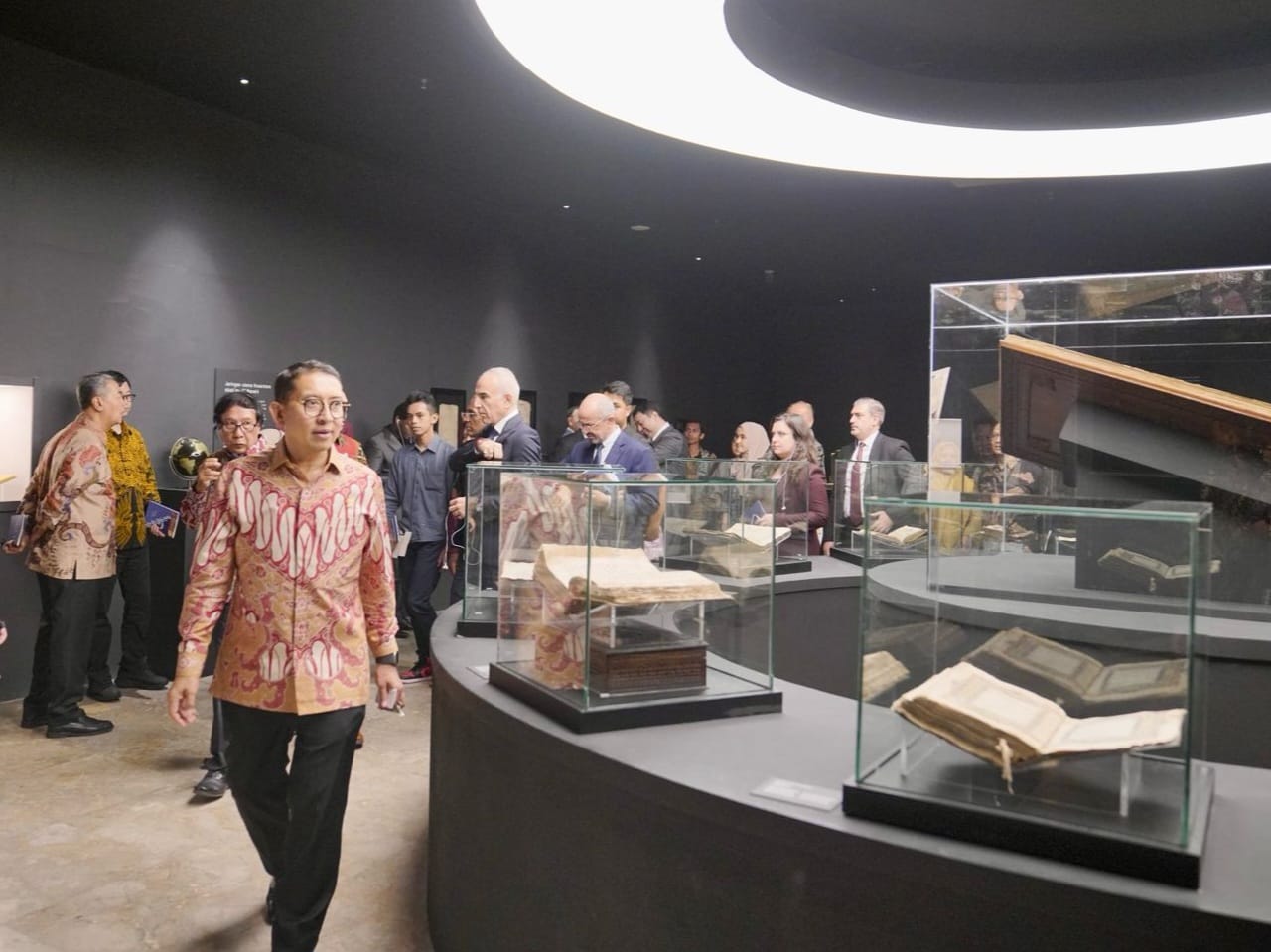 Menteri Kebudayaan Fadli Zon, meninjau pameran MISYKAT: Cahaya Peradaban Islam Indonesia di Museum Nasional, Jakarta. Foto ist.