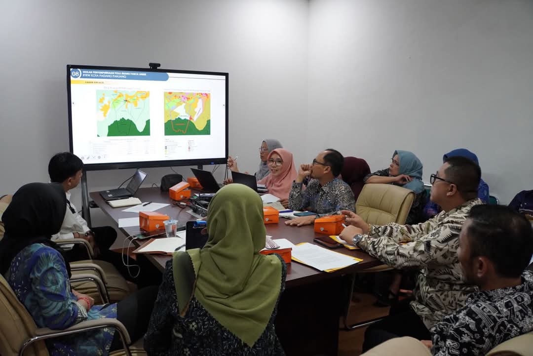 Wako Hendri dan Wawako Allex saat menayangkan profil Padang Panjang dihadapan petugas ATR/BPN Pusat