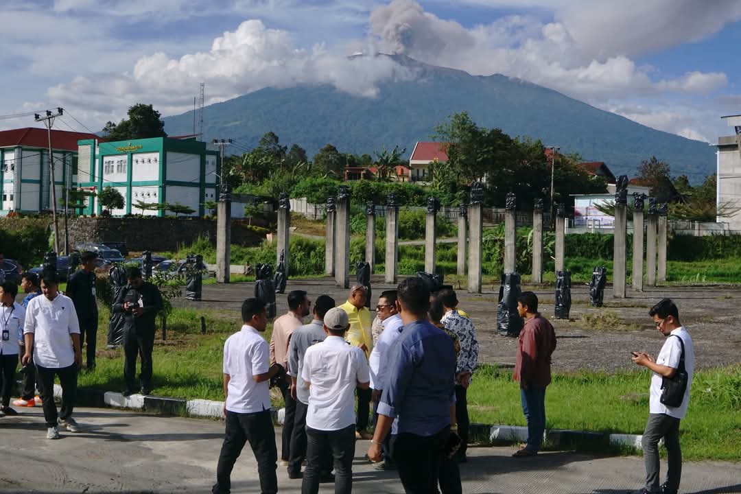 Anggota DPR RI, Zigo Rolanda,saat meninjau rencana lanjutan pembangunan Convension Hall komplek Islamic Centre Padang Panjang.