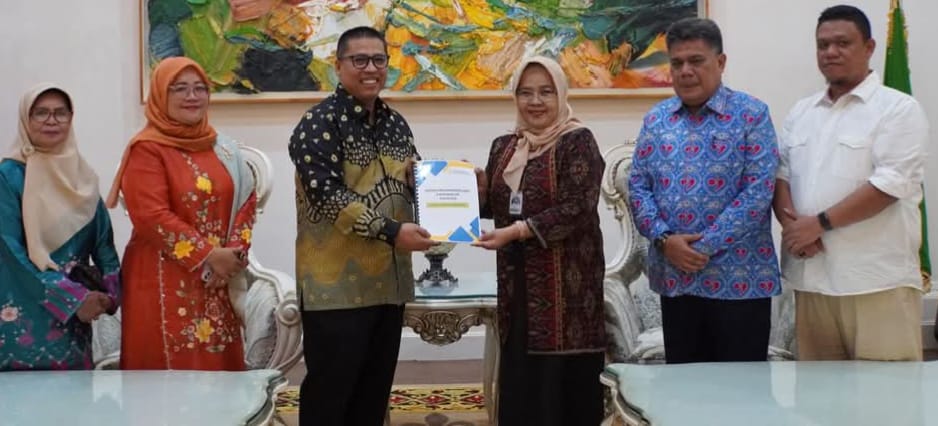 Wako Hendri saat menerima DAK dari Kepala BKKBN Sumbar.