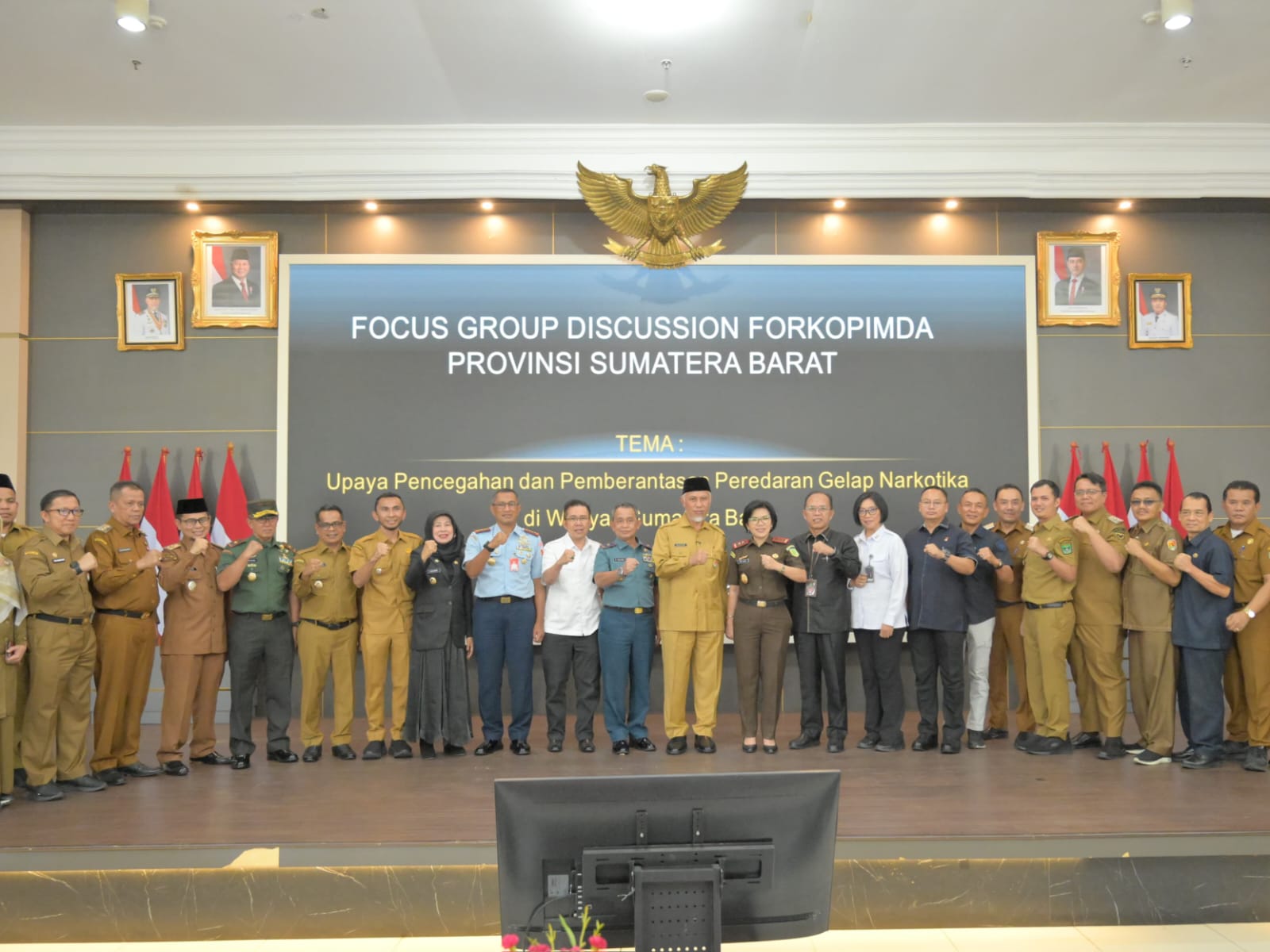 Gubernur Sumbar Mahyeldi bersama Forkopimda dan semua elemen pemerintah dan ormas, sepakat memberantas narkoba di wilayah Sumbar. Foto Adpsb.