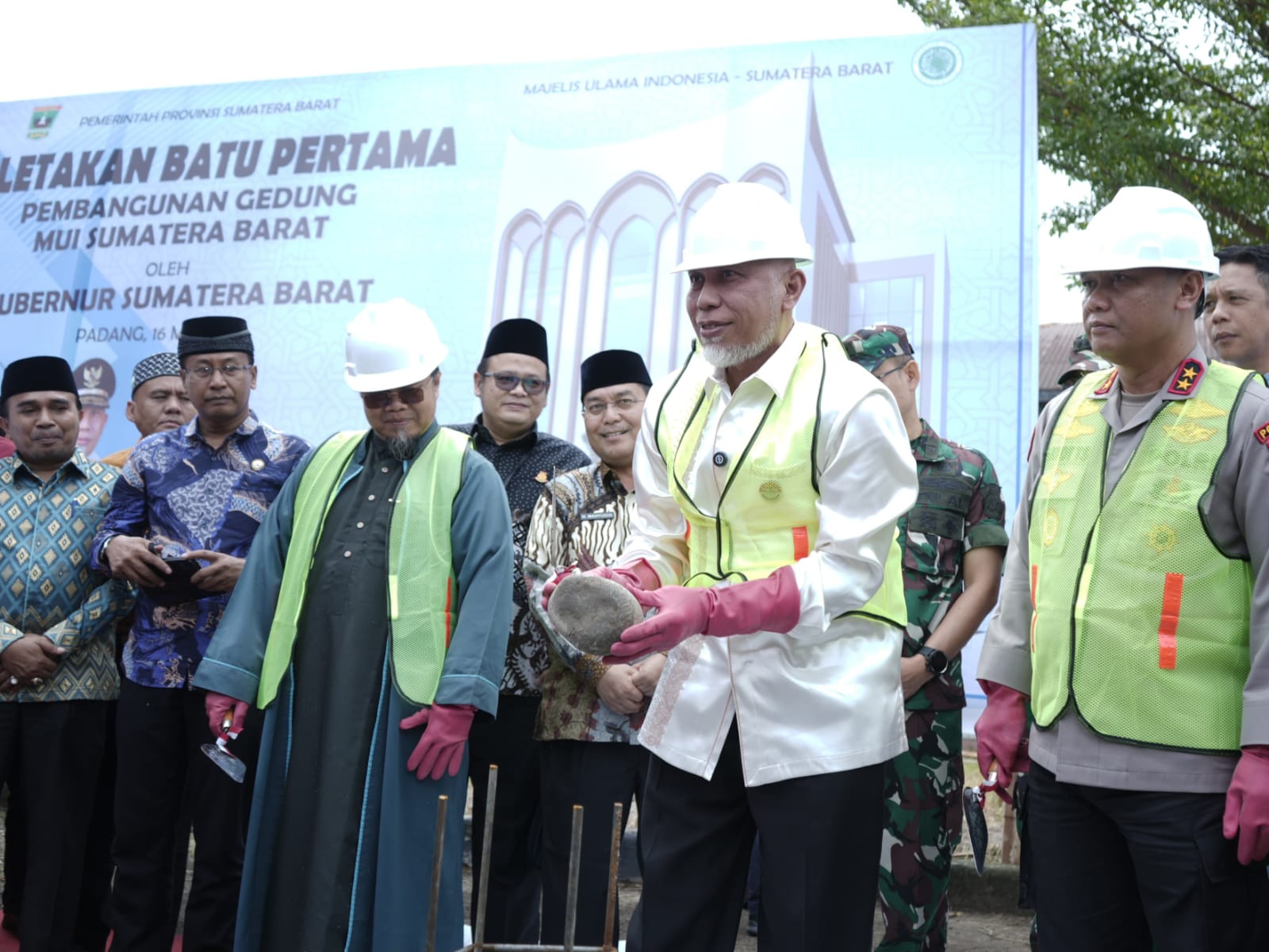 Gubernur Sumbar, Mahyeldi, meletakkan batu pertama pembangunan Kantor MUI Sumbar di Kompleks Masjid Raya Syekh Ahmad Khatib Al-Minangkabawi Sumbar, Jumat (16/5/2025). Foto Adpsb.