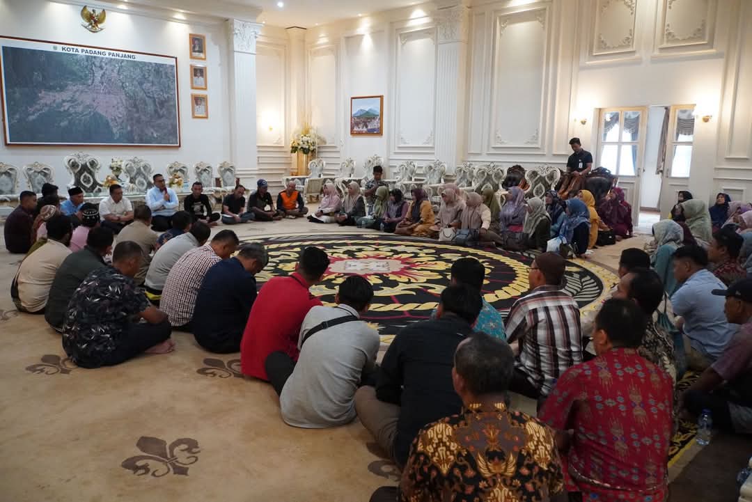 Wako Hendri dan Wawako Allex, saat audiensi dengan para guru dirumah dinas Wali Kota, Sabtu (17/5/2025).