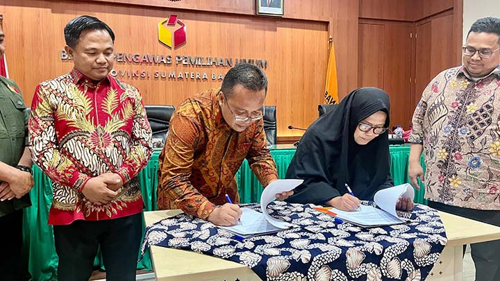 Penandatanganan nota kesepahaman (MoU) yang pertama di Indonesia ini dihadiri langsung oleh Ketua Bawaslu RI, Rahmat Bagja. Foto ist.