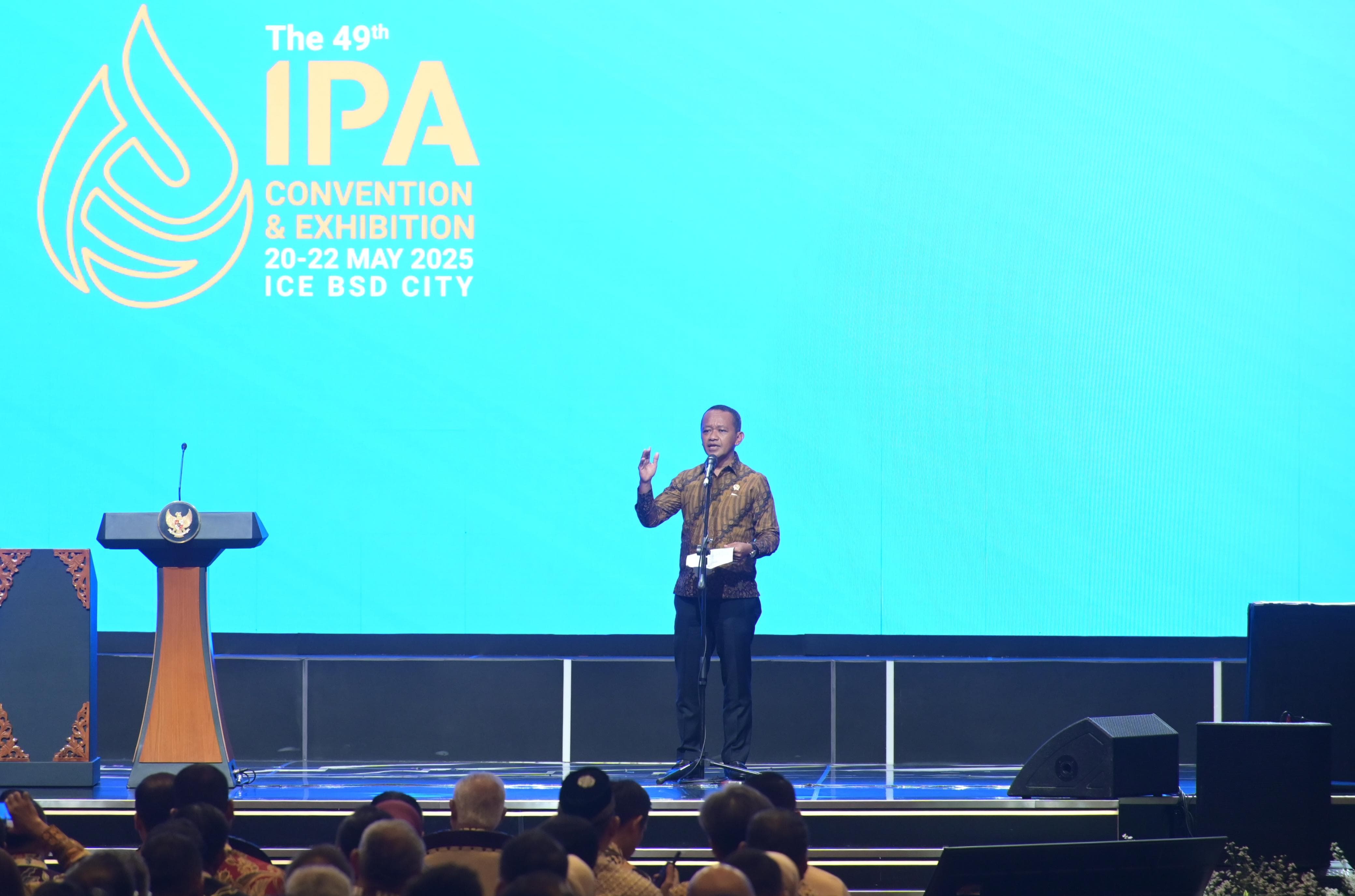 Menteri Energi dan Sumber Daya Mineral (ESDM), Bahlil Lahadalia ketika menyampaikan laporan dalam pembukaan _The 49th Indonesia Petroleum Association Convention and Exhibition (IPA Convex)_ 2025 di ICE BSD, Tangerang pada Rabu (21/5).