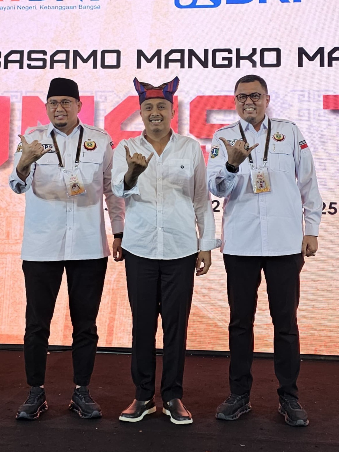 Wakil Gubernur Sumbar, Vasko Ruseimy (tengah) menutup resmi Munas I DPP IKM di Jakarta. Foto Adpsb. 