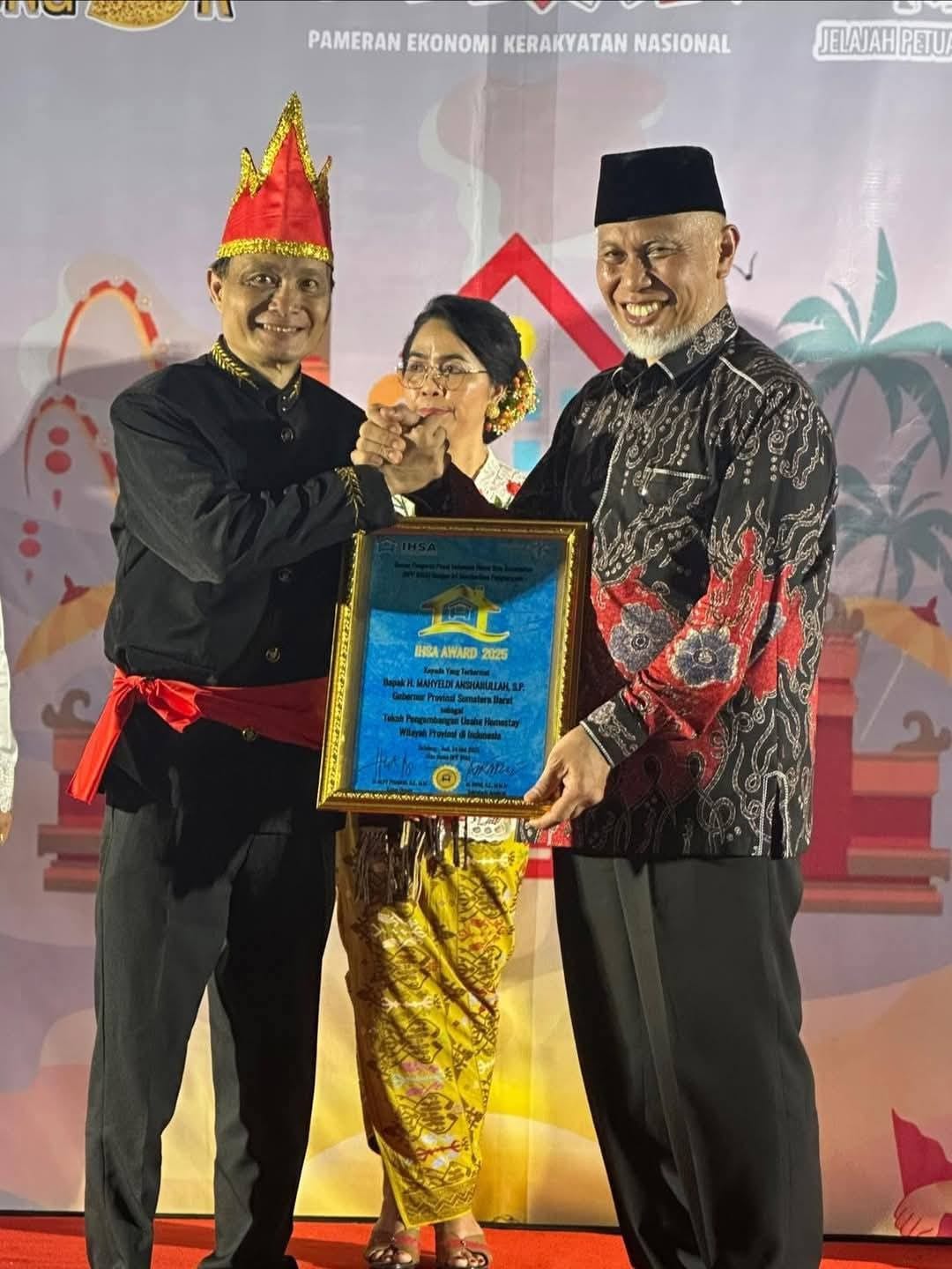 Gubernur Sumatera Barat Mahyeldi Ansharullah meraih penghargaan IHSA Award 2025 sebagai Tokoh Pengembangan Usaha Homestay Wilayah Provinsi dari Dewan Pengurus Pusat (DPP) IHSA. Foto Adpsb