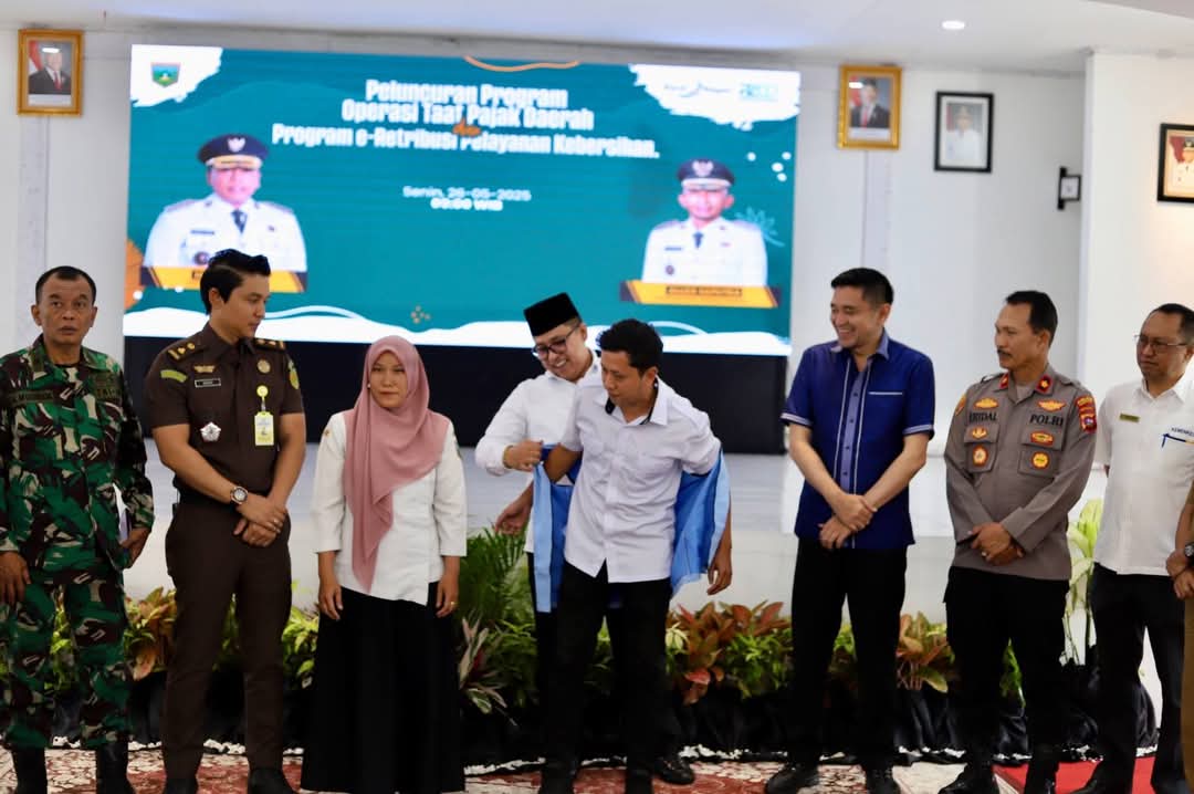Wako Hendri Arnis pasangkan rompi pada salah seorang petugas OTP, Senin (26/5/2025) dihall lantai III Balaikota setempat