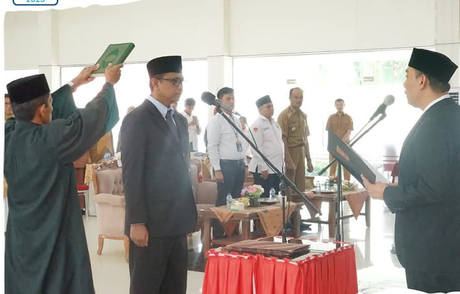 Wabup Agam M Iqbal, saat melantik Jevie Cater Eka Putra sebagai direktur PDAM Tirta Antokan Kabupaten Agam, Senin (26/5/3025) di Balairung Rumah Dinas Bupati.