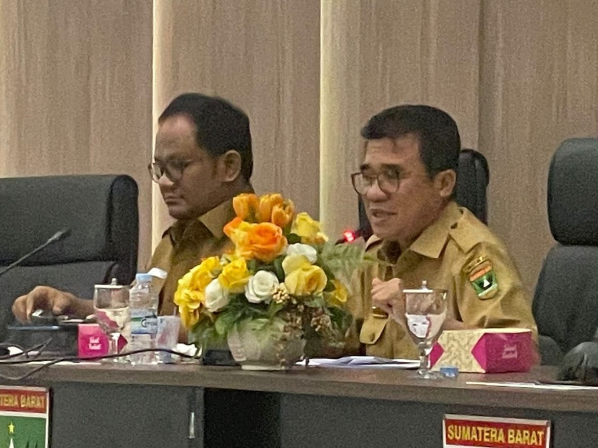 Kepala Dinas DPMPTSP Sumbar, Adib Alfikri (kanan) dan Kepala BPKAD Rosail Akhyari Pardomuan. Foto Adpsb.