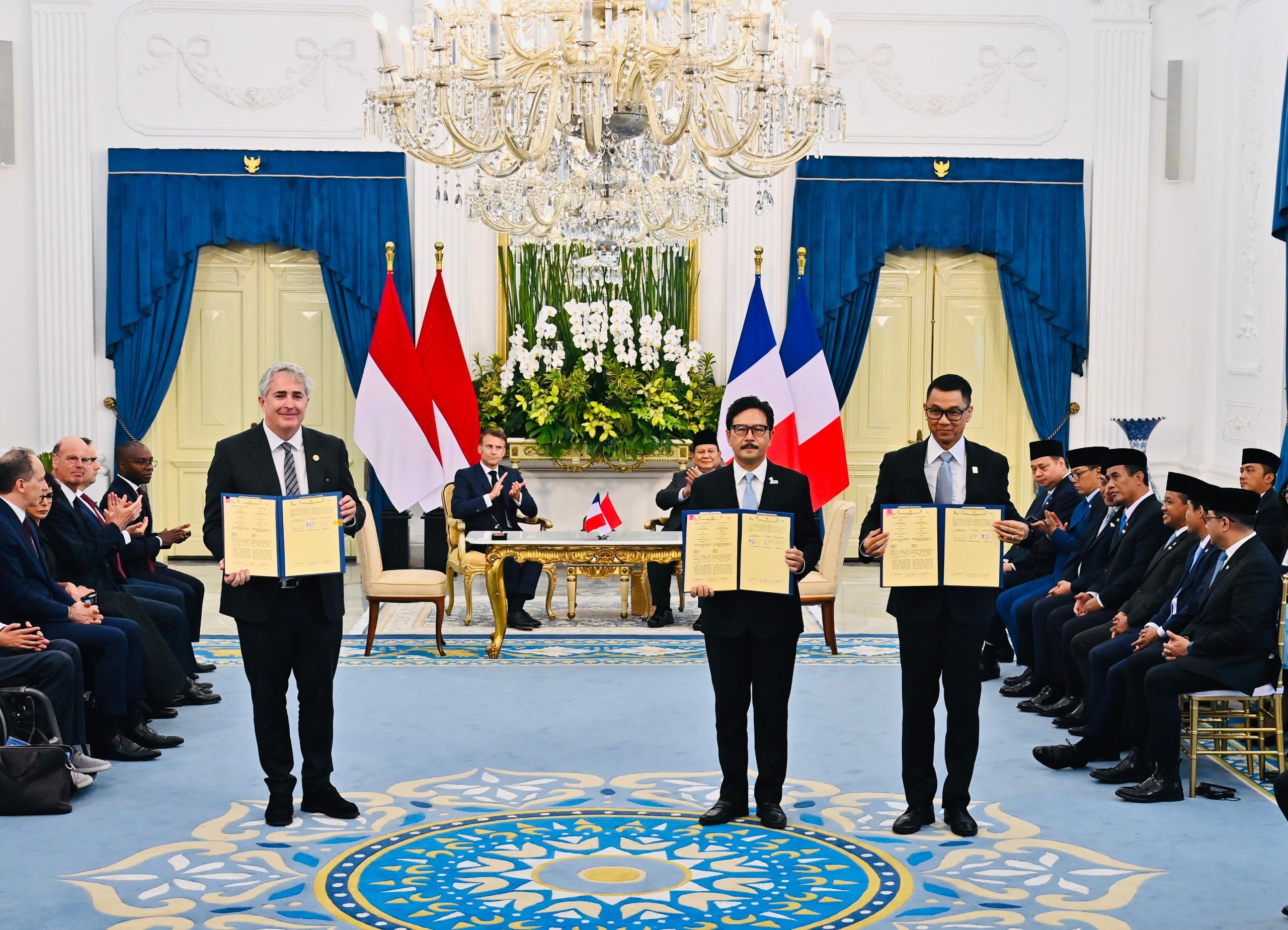 Seremoni MoU showing antara PLN, PT SMI, dan HDF Energy terkait Pendanaan Pengembangan Hidrogen di Indonesia yang dilakukan oleh Direktur Utama PLN, Darmawan Prasodjo (kanan), Direktur Utama PT SMI, Reynaldi Hermansjah (tengah), dan Chief Executive Office