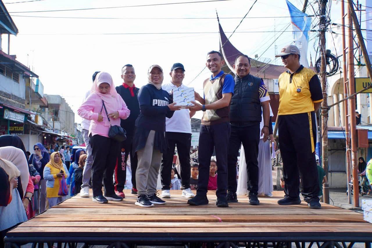 Pemberian hadiah door prize dari Bank Nagari oleh Wawako Allex pada salah seorang peserta CFD, Ahad (1/6/2025) pagi.
