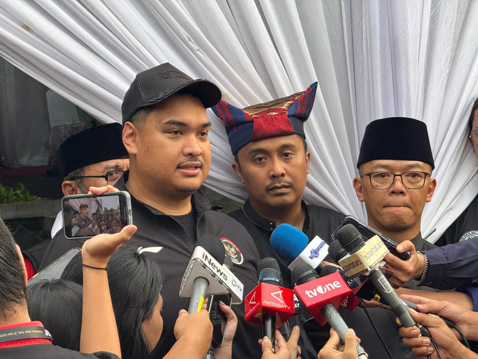 Menteri Pemuda dan Olahraga, Ario Bimo Nandito Ariotedjo (kiri), Wagub Vosko Ruseimy (tengah). Foto Adpsb.
