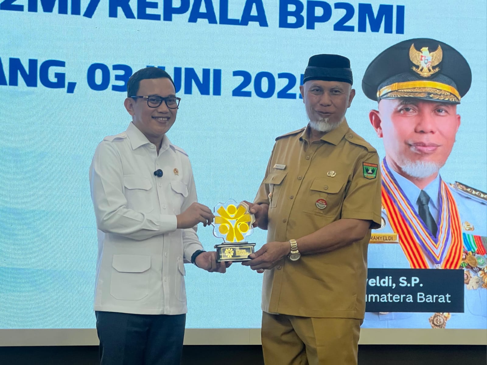 Menteri Perlindungan Pekerja Migran (P2MI)/Kepala BP2MI RI Abdul Kadir Karding dan Gubernur Sumbar Mahyeldi. Foto Adpsb.