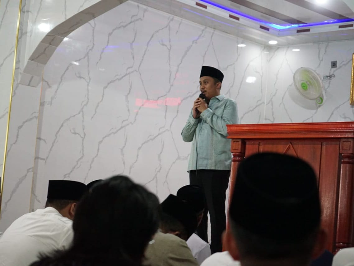 Wagub Sumbar Vasko Ruseimy memberikan sambutan di Masjid Nurul Huda, Sungai Nyalo, Kecamatan Koto XI Tarusan, Kabupaten Pesisir Selatan pada Jumat (6/6/2025). Foto Adpsb.