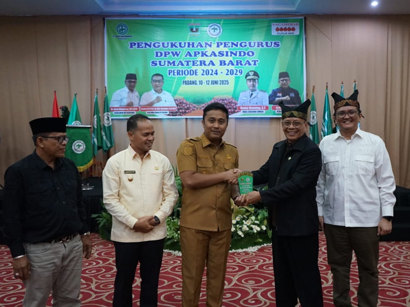 Wagub Vasko bersama pengurus DPW Asosiasi Petani Kelapa Sawit Indonesia (Apkasindo) periode 2024–2029 di Padang. Foto Adpsb.