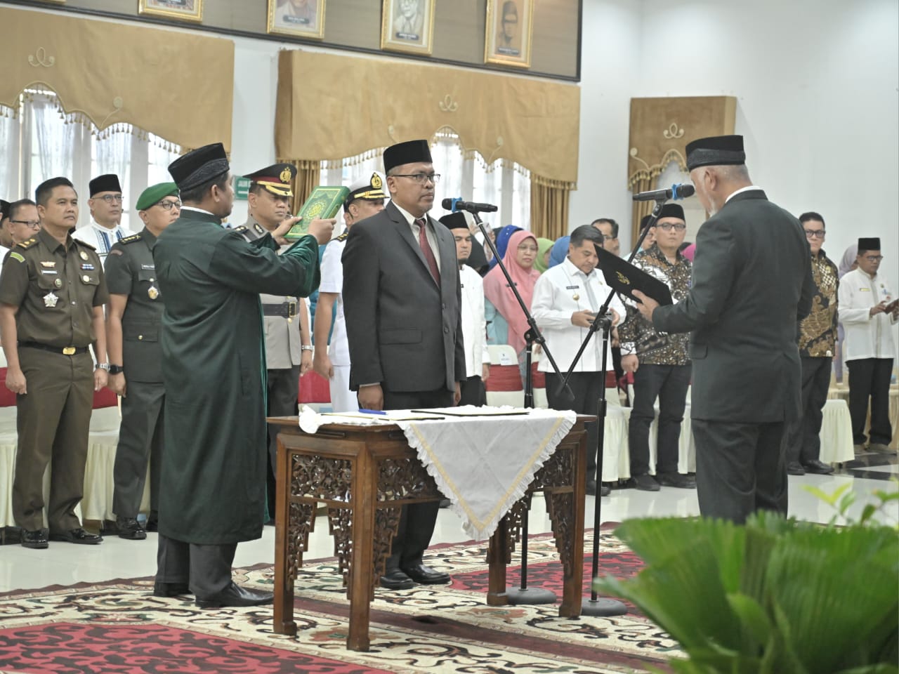 Gubernur Sumatera Barat (Sumbar), Mahyeldi Ansharullah secara resmi melantik Arry Yuswandi, sebagai Sekretaris Daerah Provinsi Sumatera Barat yang baru, Jumat (13/6/2025). Foto Adpsb.