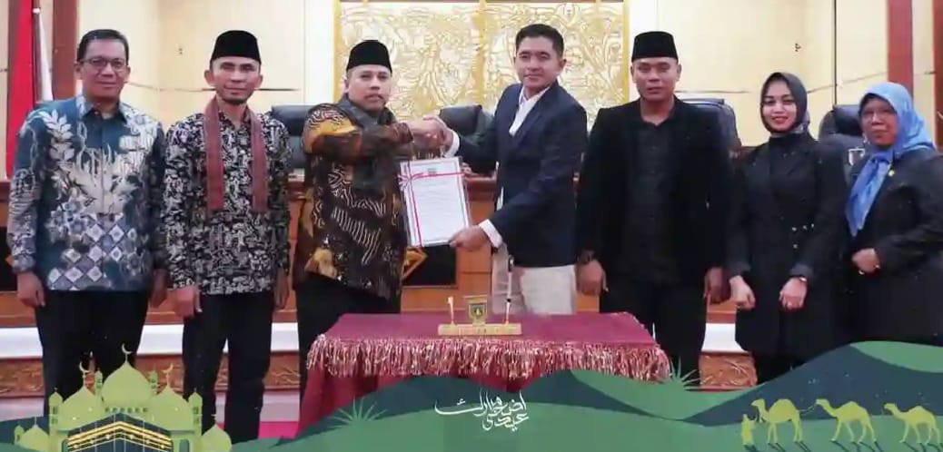 Poto bersama Wako Hendri dan jajarannya bersama Ketua DPRD dan unsur pimpinan DPRD Padang Panjang.