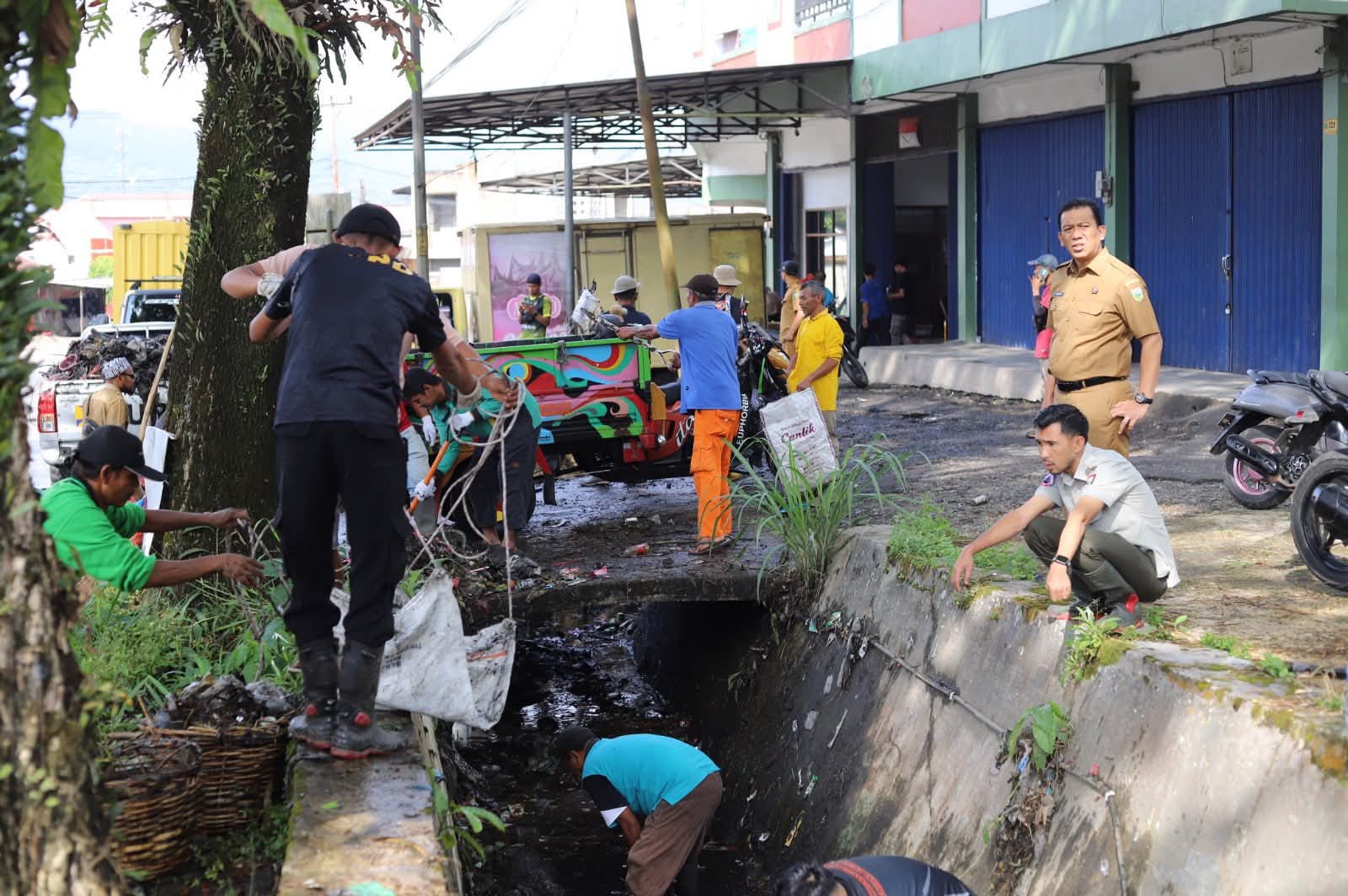 Setdako Sonny Budaya Putra, saat saksikan pembersihan sampah oleh petugas dari Dinas Perkim LH.