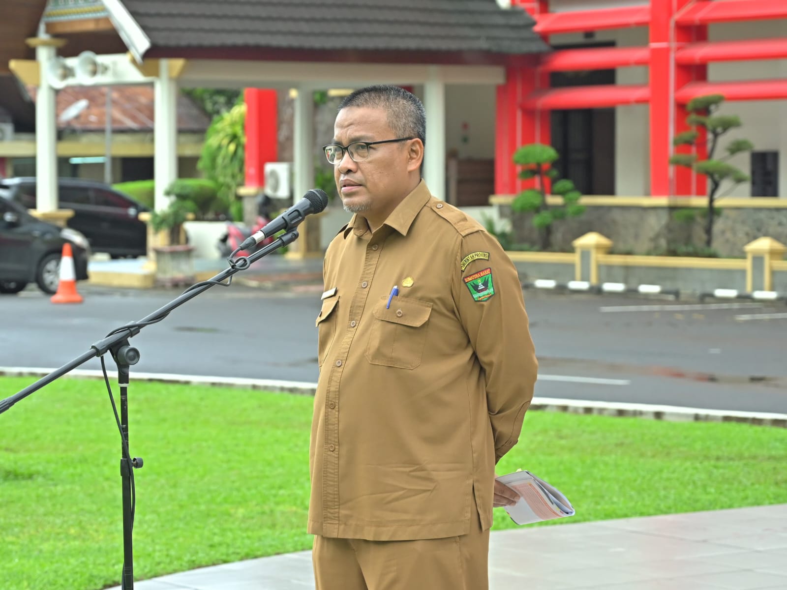 Pimpin Apel Senin perdana setelah dilantik sebagai Sekdaprov Sumbar, Arry Yuswandi. Foto Adpsb.
