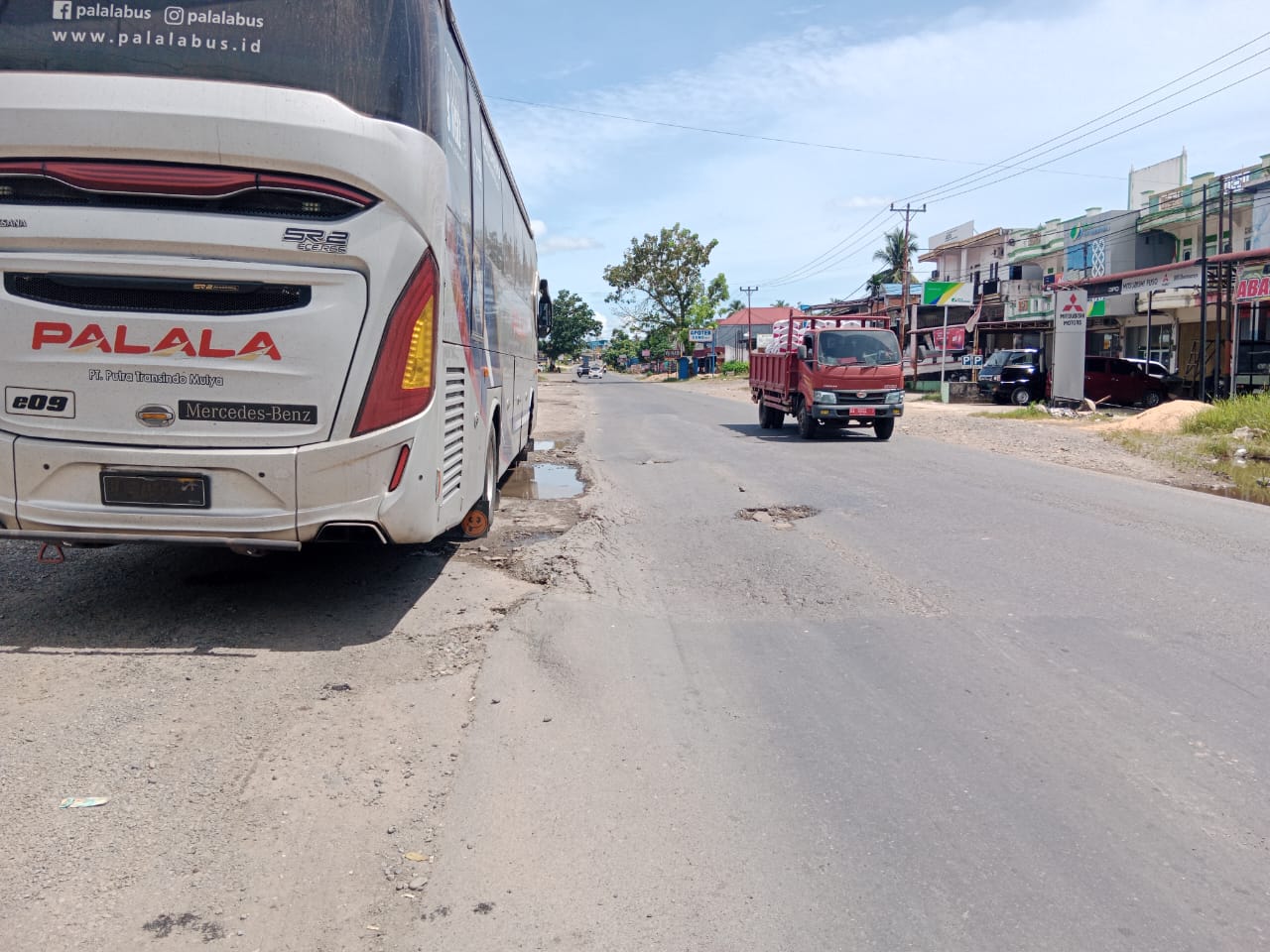Kondisi jalan berlobang di Dharmasraya