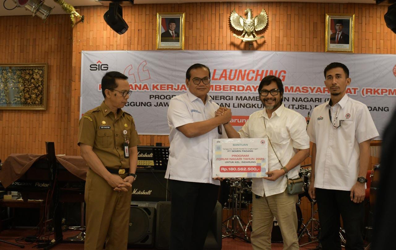 Kepala Departemen Komunikasi & Hukum Perusahaan PT Semen Padang Iskandar Z Lubis menyerahkan secara simbolis dana Program BMN kepada Ketua Forum Nagari Indarung, Edward, beberapa waktu lalu.