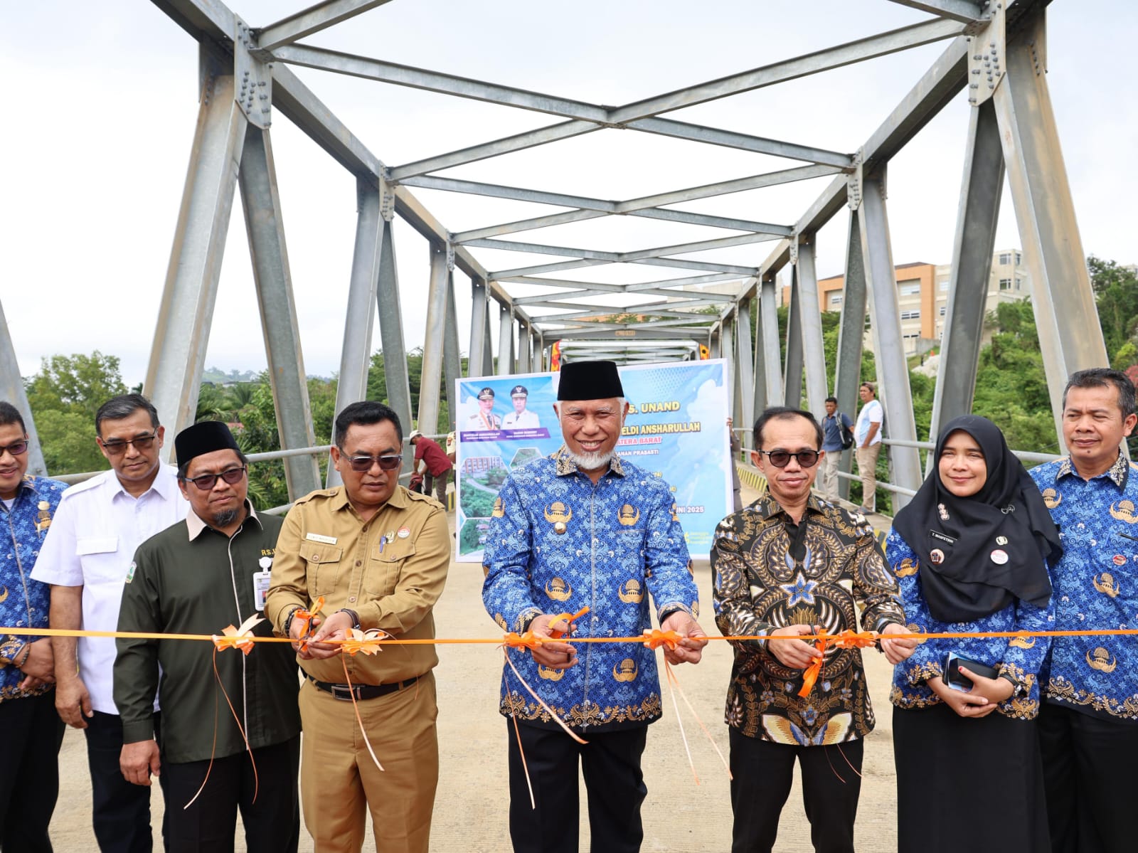 Gubernur, Mahyeldi meresmikan lima infrastruktur strategis jembatan baru yang dibangun Pemerintah Provinsi Sumbar dalam empat tahun terakhir. Foto Adpsb.