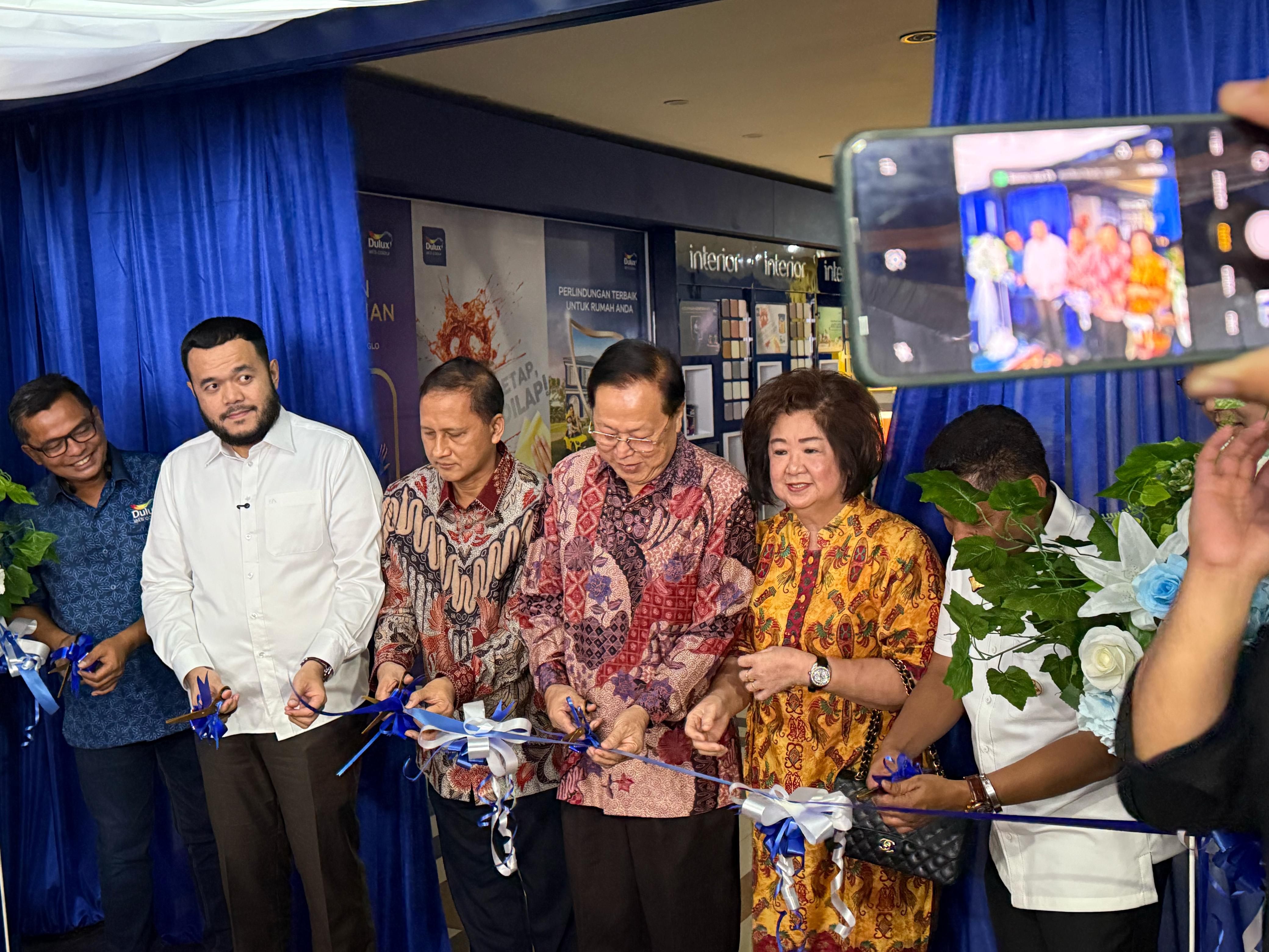 Yudhy Aryanto, Country Commercial Head, PT ICI Paints Indonesia (AkzoNobel Decorative Paints Indonesia) bersama jajaran dari Akzonobel didampingi Walikota Padang Fadhli Amran saat pemotongan pita peresmian Dulux Experience Store