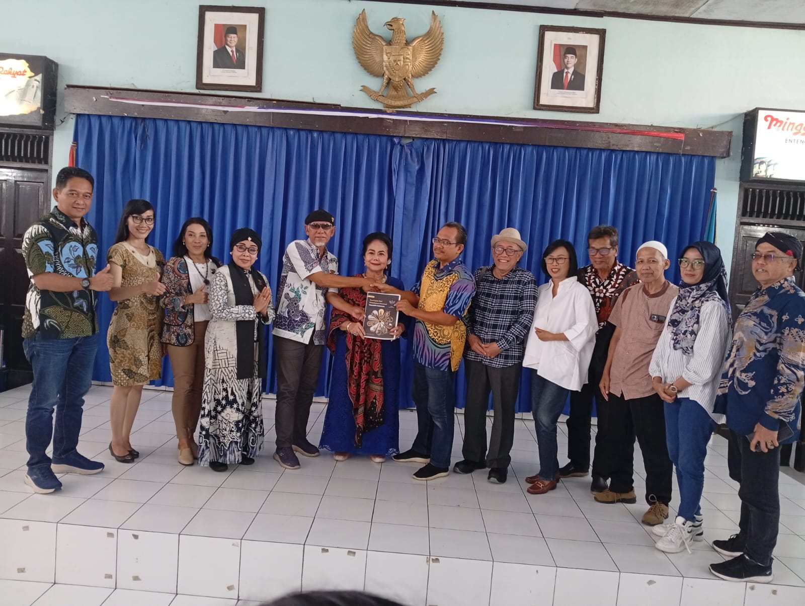Penyerahan proposal dan dokumen berkaitan dengan HKN dari inisiator Tim 9 Garuda Plus, Nano Asmorondono kepada Ketua PWI DIY, Hudono. Foto ist.