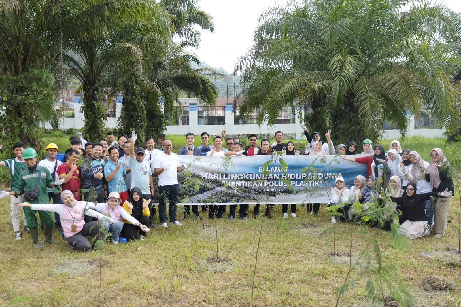 Manager PLTU Ombilin, Andi Setiawan dalam kegiatan kegiatan penanaman pohon