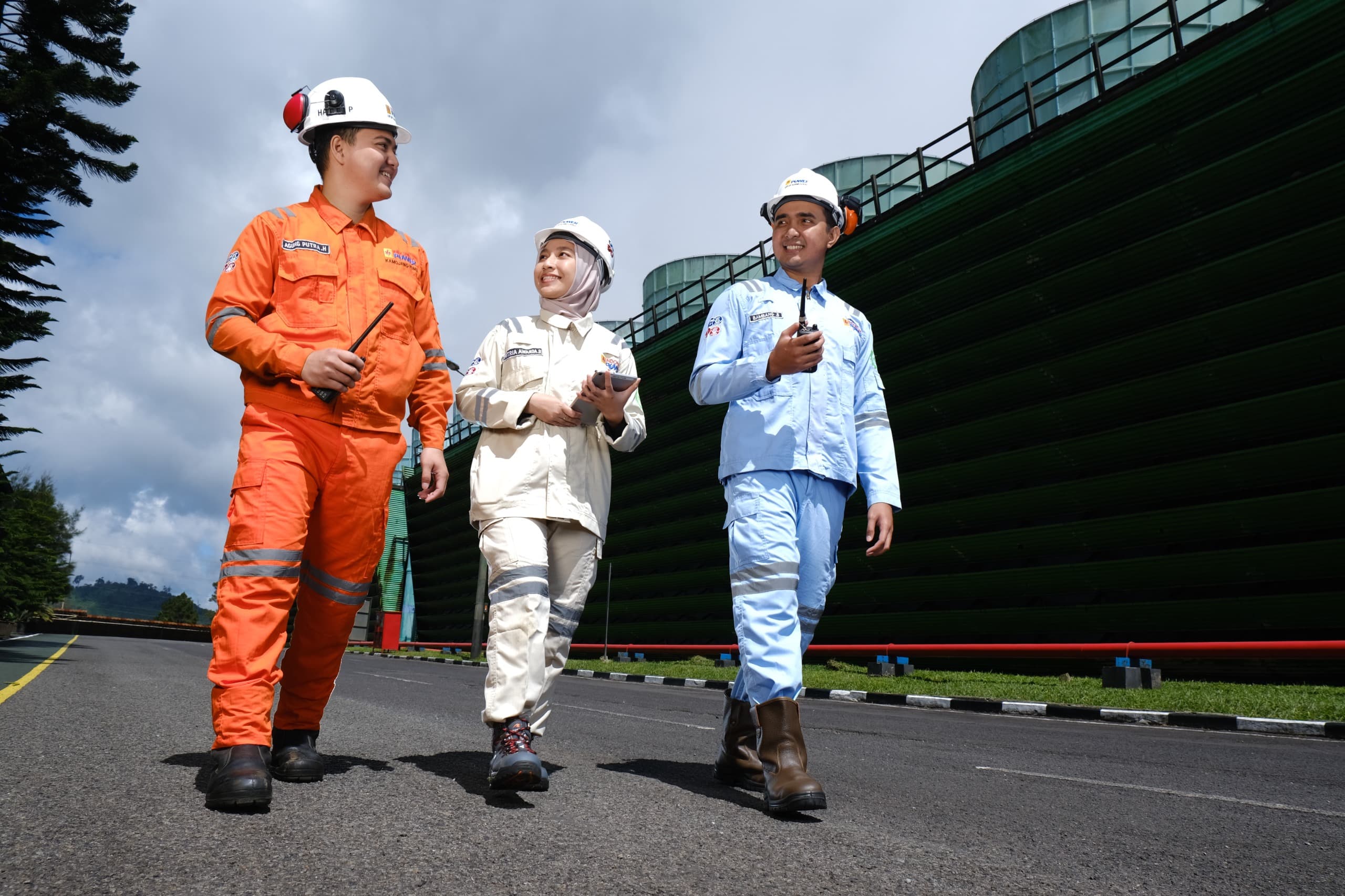 Ilustrasi petugas PLN sedang melakukan koordinasi untuk menjaga keandalan operasional Pembangkit Listrik Tenaga Panas Bumi (PLTP) Kamojang di Jawa Barat.