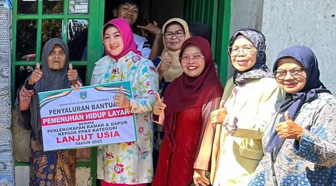 Penyerahan bantuan oleh Ketua TP PKK Maria Feronica.