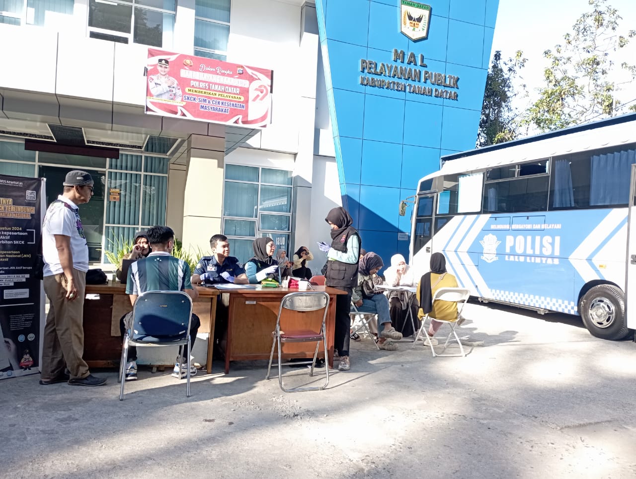 Sat Intelkan Polres Tanahdatar berikan pelayanan SKCK, SIM dan pemeriksaan kesehatan diseputaran Lapangan Cindua Mato Batusangkar dihari Minggu, saat Car Free Day.