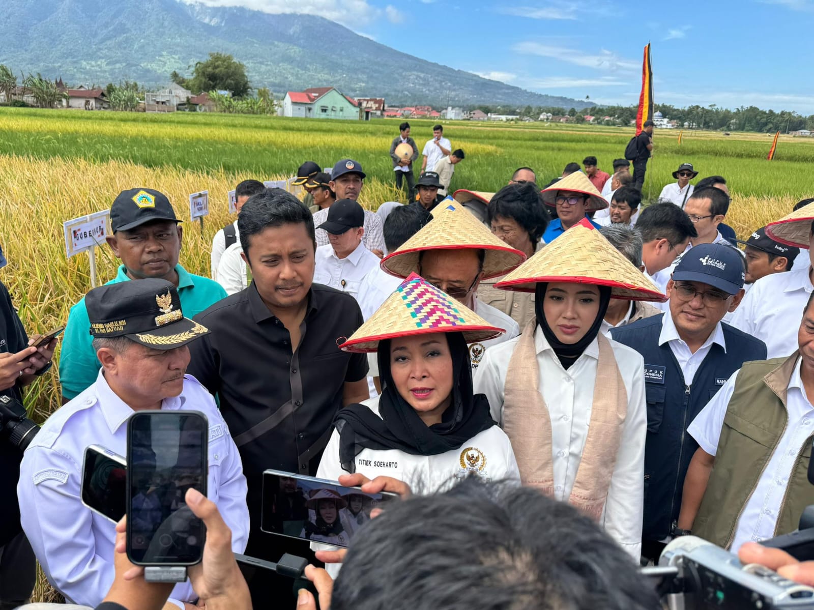 Ketua Komisi IV DPR RI, Siti Hediyati Haryadi atau Titiek Soeharto, dan Wagub Sumbar, Vasko Ruseimy di lahan pertanian. Foto Adpsb.