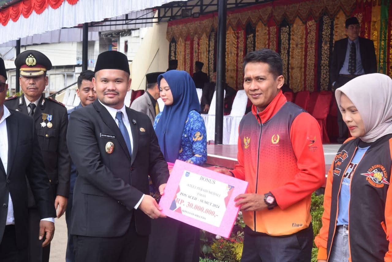 Pemda Sawahlunto Berikan Piagam dan Hadiah Atlit Berprestasi