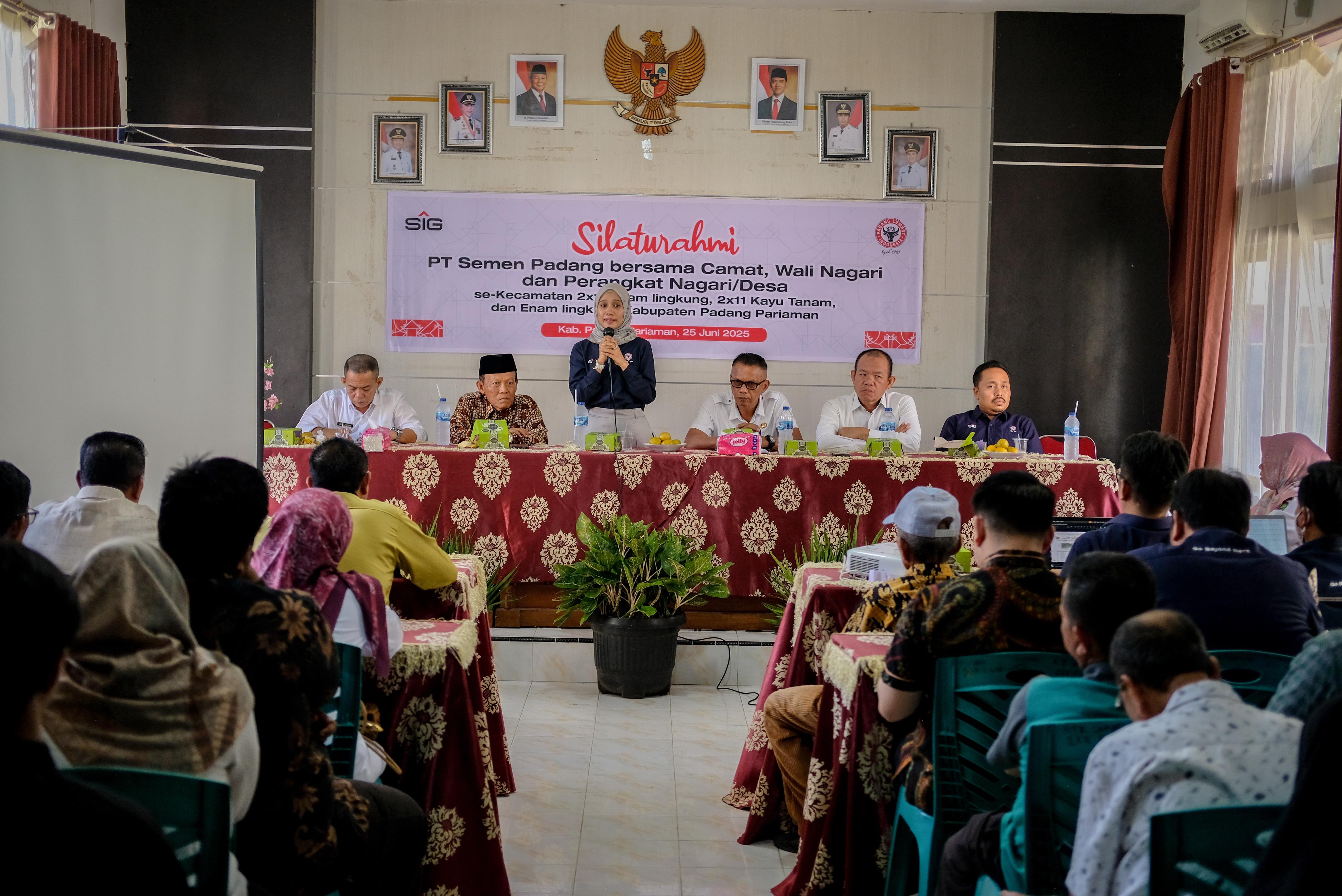 Kepala Unit Komunikasi & Kesekretariatan PT Semen Padang Nur Anita Rahmawati, menyampaikan kata sambutan saat acara Silahturahmi PT Semen Padang dengan Camat, Perangkat Nagari/Desa se-Kecamatan 2x11 Enam Lingkung, Kecamatan 2 X 11 Kayu Tanam, dan Kecamat
