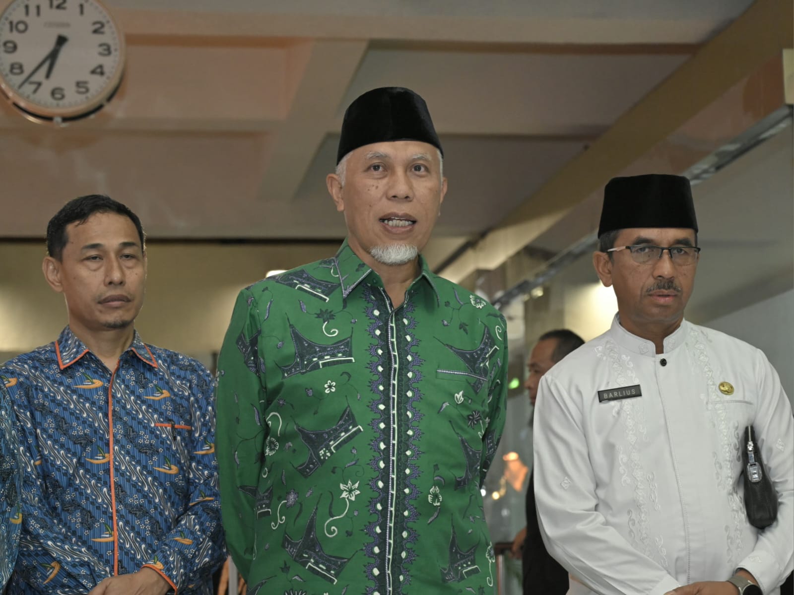 Gubernur Sumbar Mahyeldi (tengah) menyatakan data bersih dan akurat penting bagi kemajuan pendidikan. Foto Adpsb.