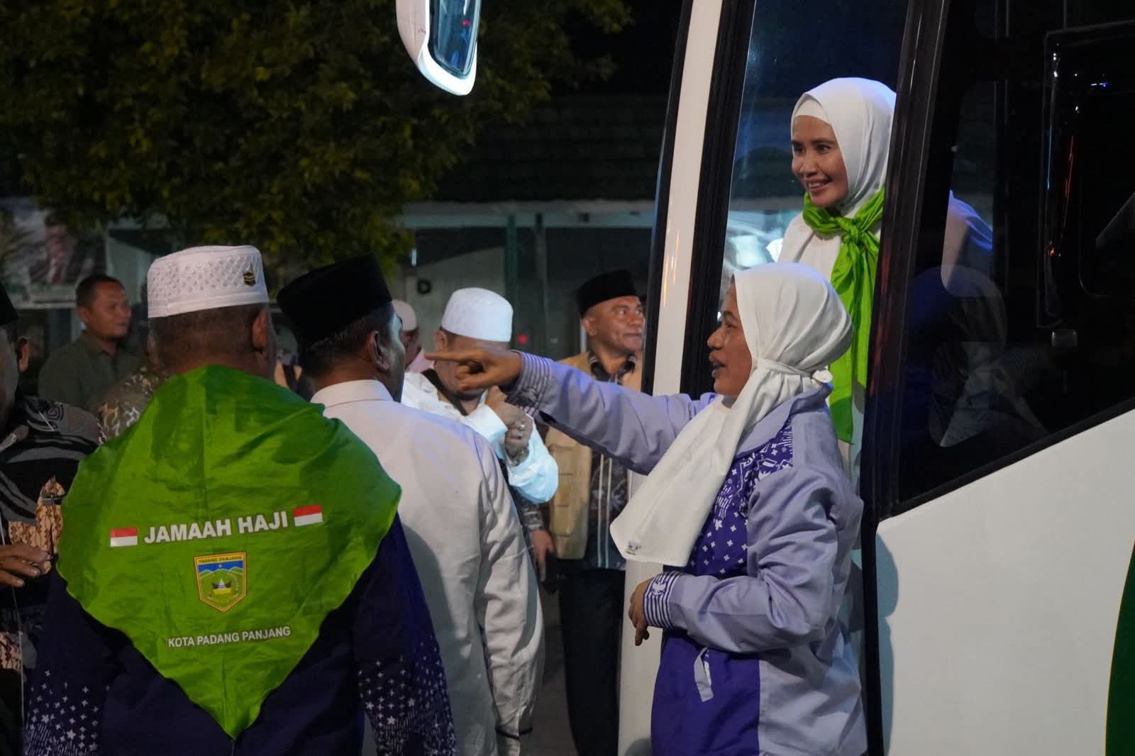 Jemaah haji Padang Panjang saat sampai dikampung halaman.