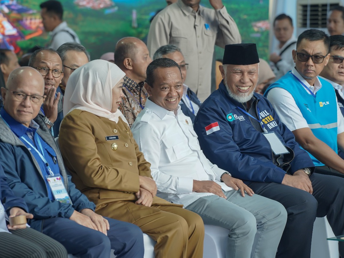 Gubernur Sumbar Mahyeldi (baju biru) menghadiri peresmian PLTP Muara Laboh Unit 2. Foto Adpsb.