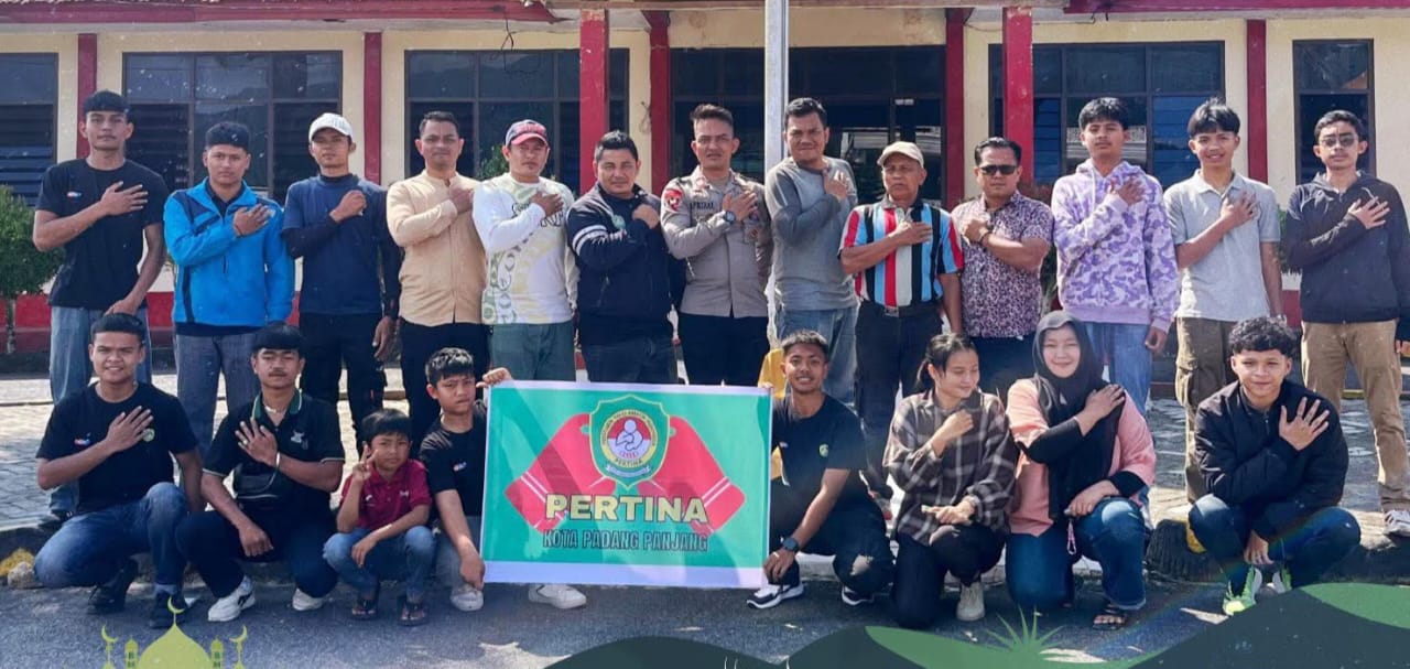 Atlet Pertina Padang Panjang gelar sesi poto bareng sebelum bertolak ke Pasaman.