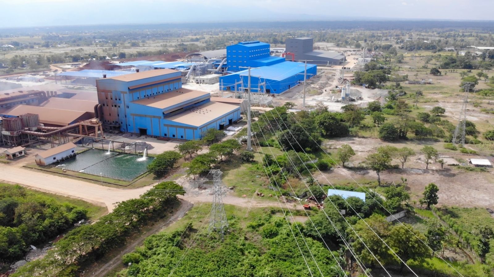 Jaringan transmisi SUTT 150 kV PLN yang memasok listrik untuk industri pemurnian nikel di Bantaeng, Sulawesi Selatan. Dengan listrik yang andal, PLN menciptakan _multiplier effect_ untuk kemajuan industri.