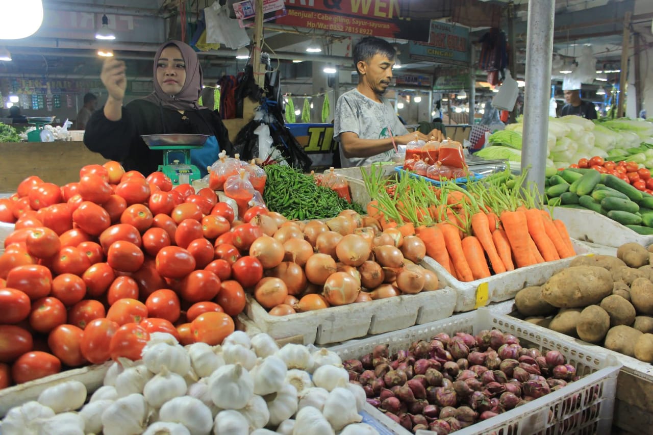 Pedagang kebutuhan harian di pasar pusat kota Padang Panjang