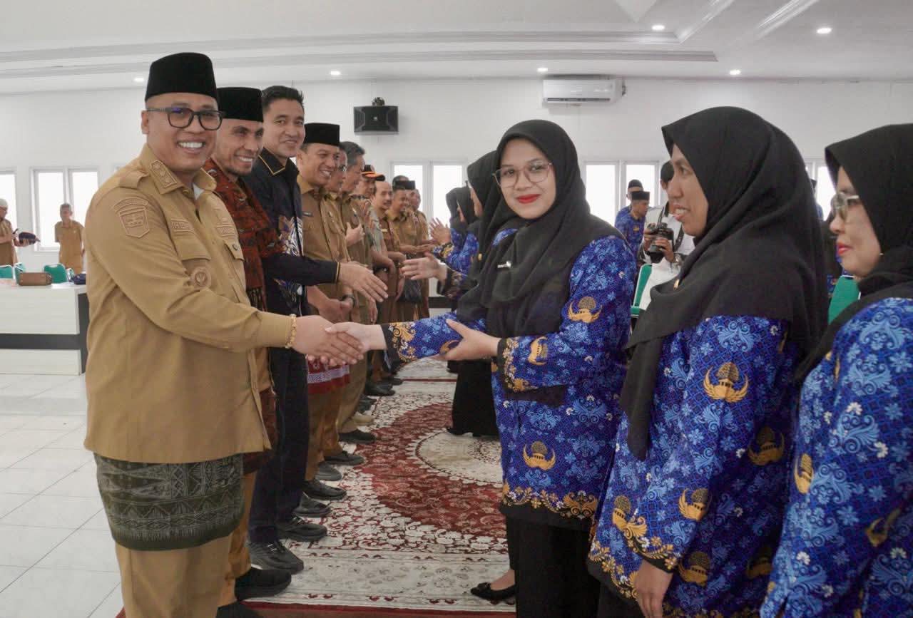 Usai pelantikan, Wako Hendri Salami satu persatu PPPK yang baru.