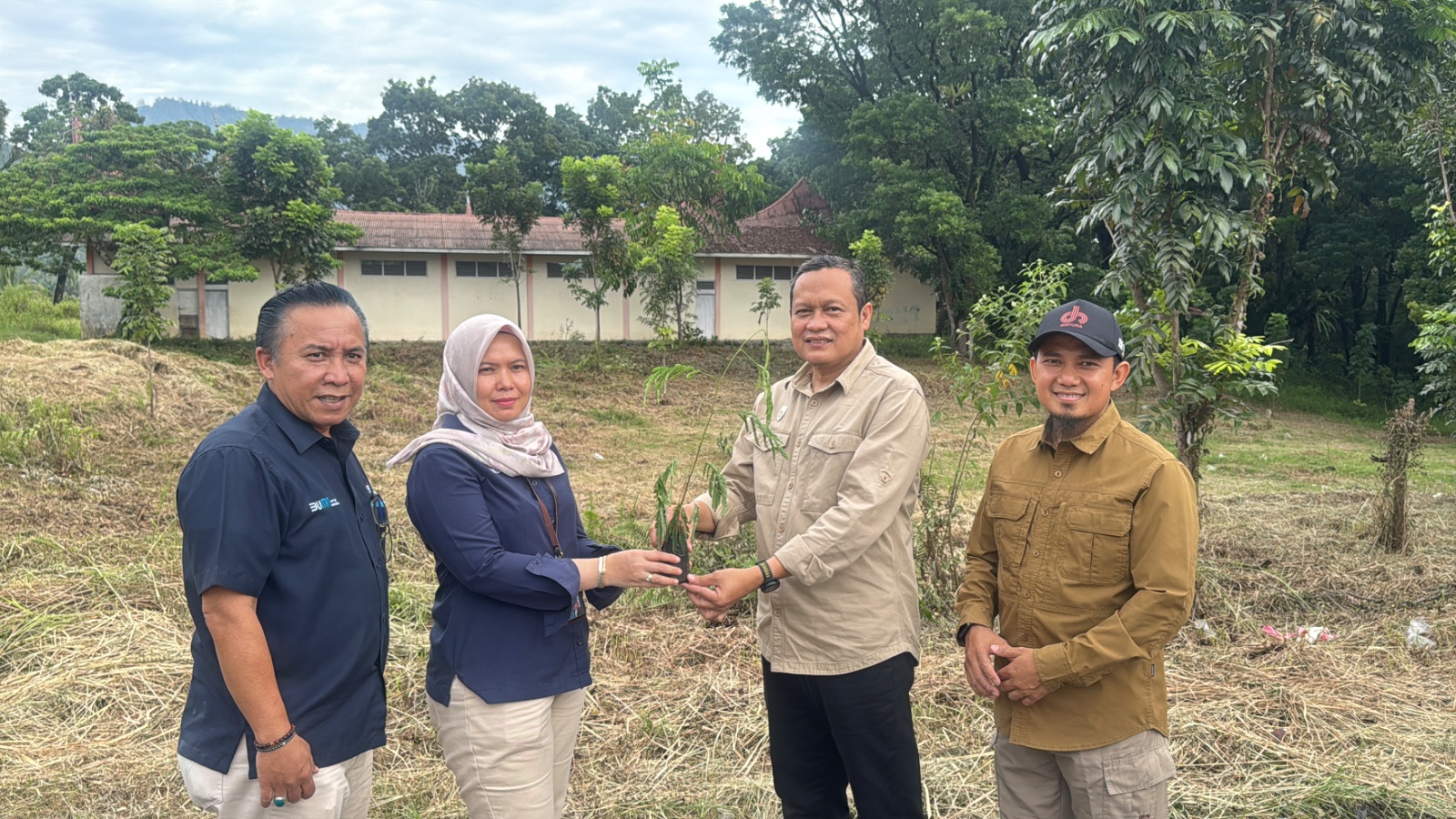 Ka Sie Keuangan dan Umum Unit CSR PT Semen Padang Nila Puspa Reni menyerahkan bibit Kaliandra Merah kepada Ketua Harian Kwarda Sumbar Yulius beberapa waktu lalu. Tanaman Kaliandra itu akan ditanam di lahan Lemdadika Padang Besi dengan jumlah 50 ribu bibit