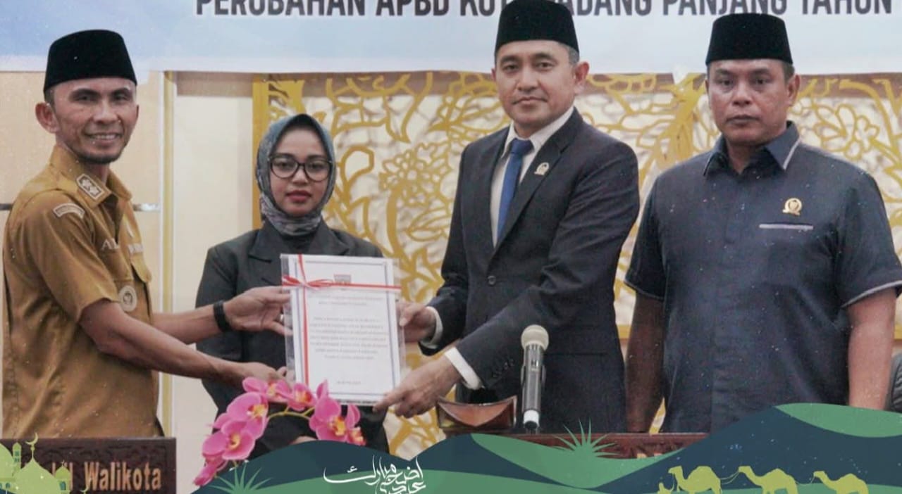 Wawako Allex saat serahkan dokumen Nota Penjelasan Ranperda Perubahan pada kketua DPRD Padang Panjang, Imbral yang didampingi unsur pimpinan H Mardiansyah, S.Sos, Senin (30/6/2025).