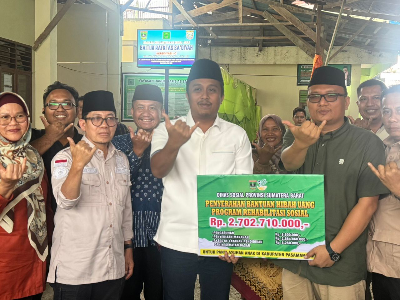 Wagub Vasko menyerahkan hibah sebesar Rp2,7 miliar, kepada Pemerintah Kabupaten Pasaman Barat. Foto Adpsb. 