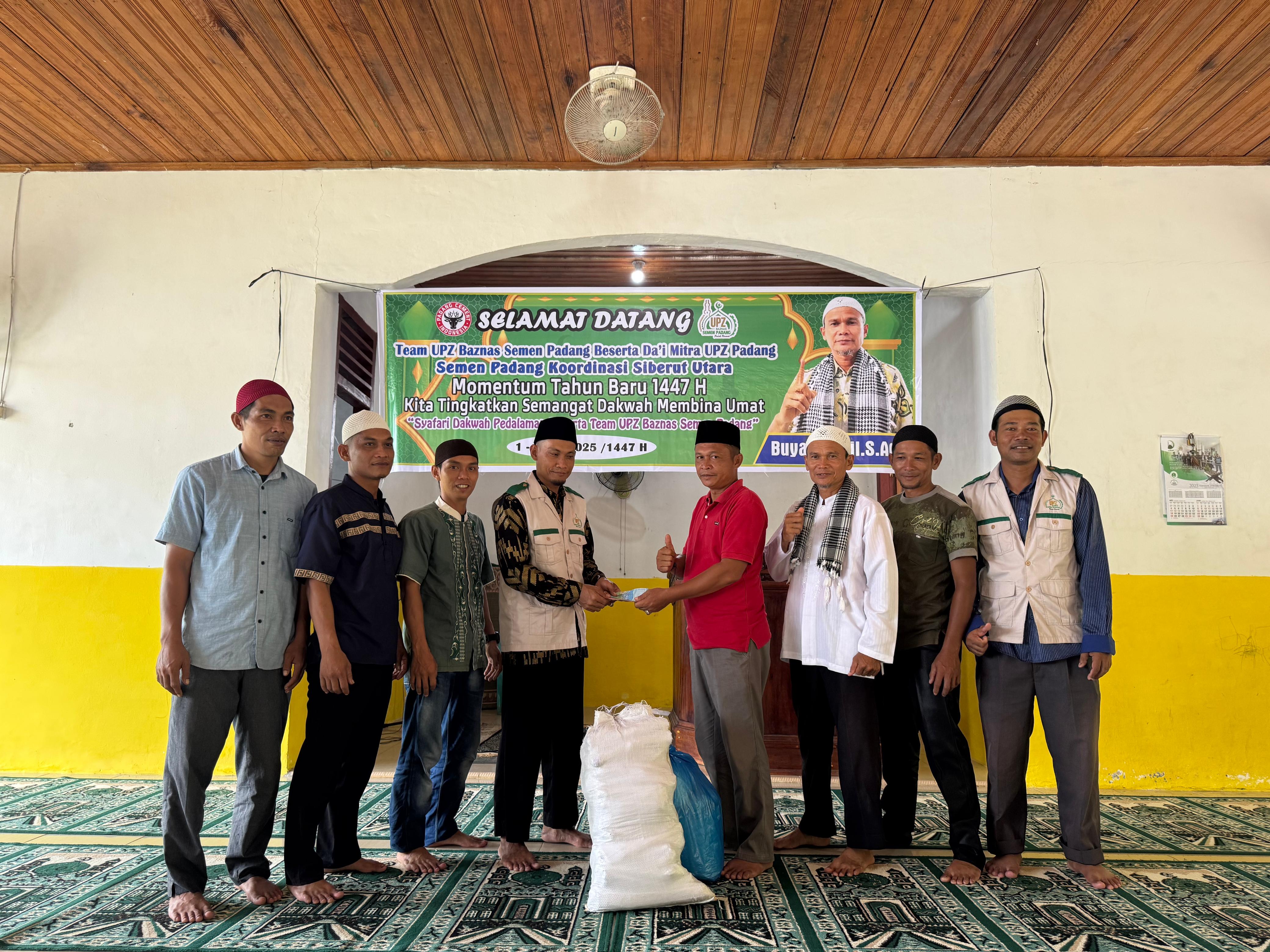 Supervisor Pembinaan Dai UPZ BAZNAS Semen Padang Buya Mafril menyerahkan kain kapan untuk bekal jemaah yang meninggal dunia di Muaro Simaligi. Bantuan itu diserahkan karena daerah tersebut jauh dari pusat pembelanjaan