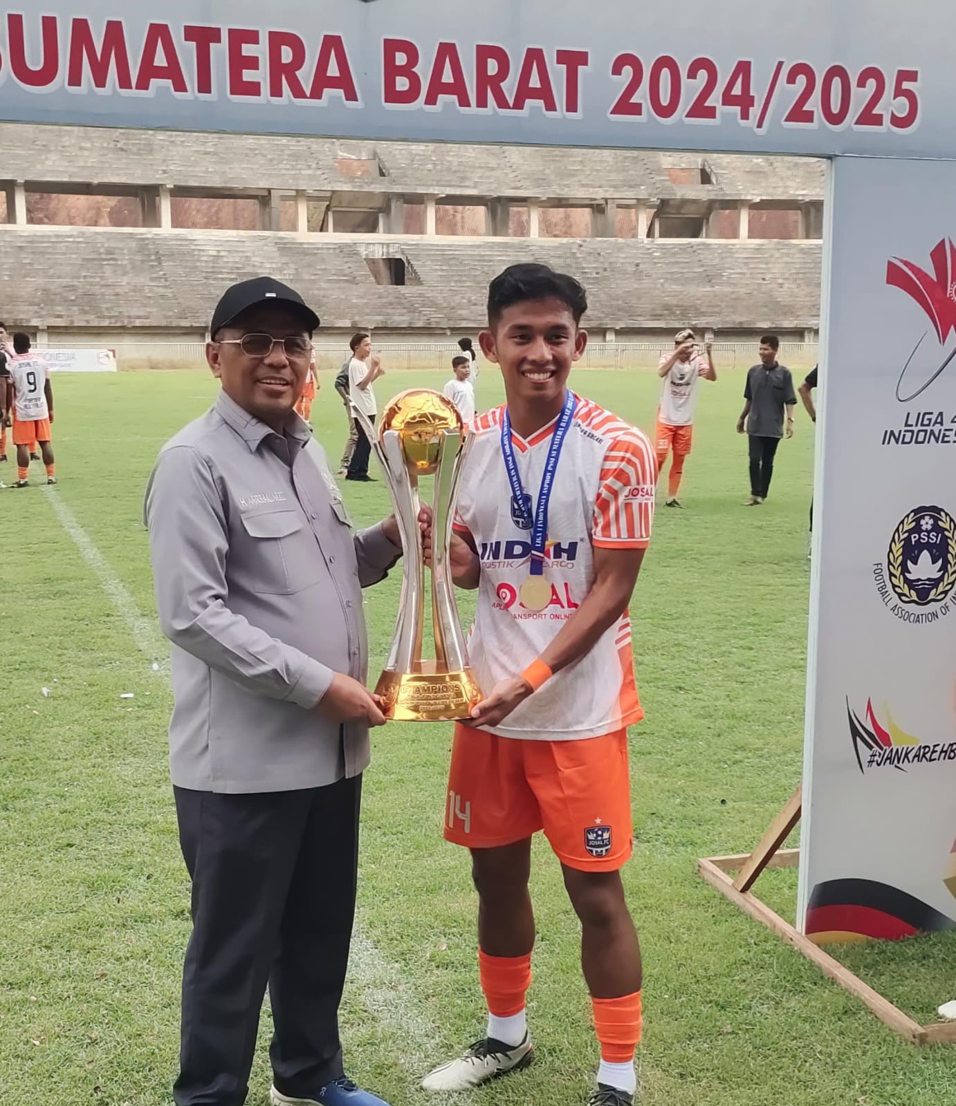 H. Arisal Aziz bersama pemain Josal FC Syafrinaldi yang saat ini ikut seleksi di Sumsel United untuk Liga 2 2025/2026