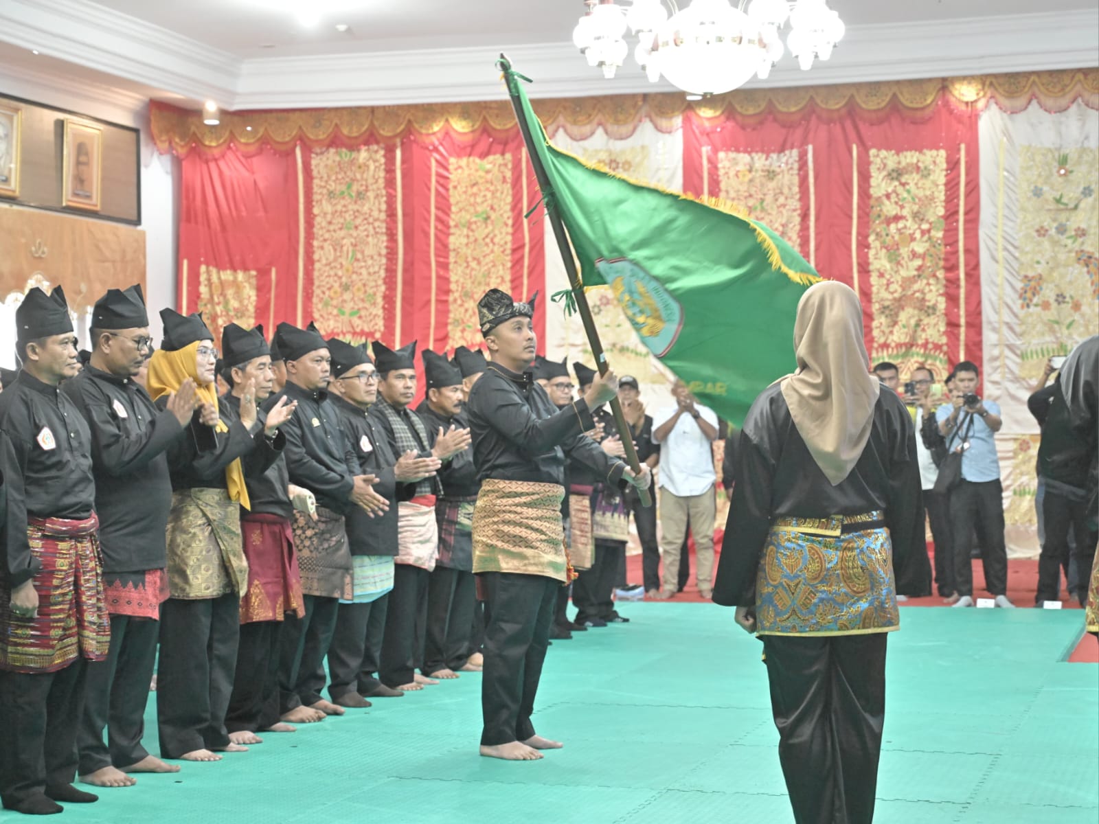 Wakil Gubernur Sumatera Barat (Sumbar), Vasko Ruseimy St. Nagari Sati resmi dilantik sebagai Ketua Ikatan Pencak Silat Indonesia (IPSI) Provinsi Sumbar Periode 2025–2029. Foto Adpsb.