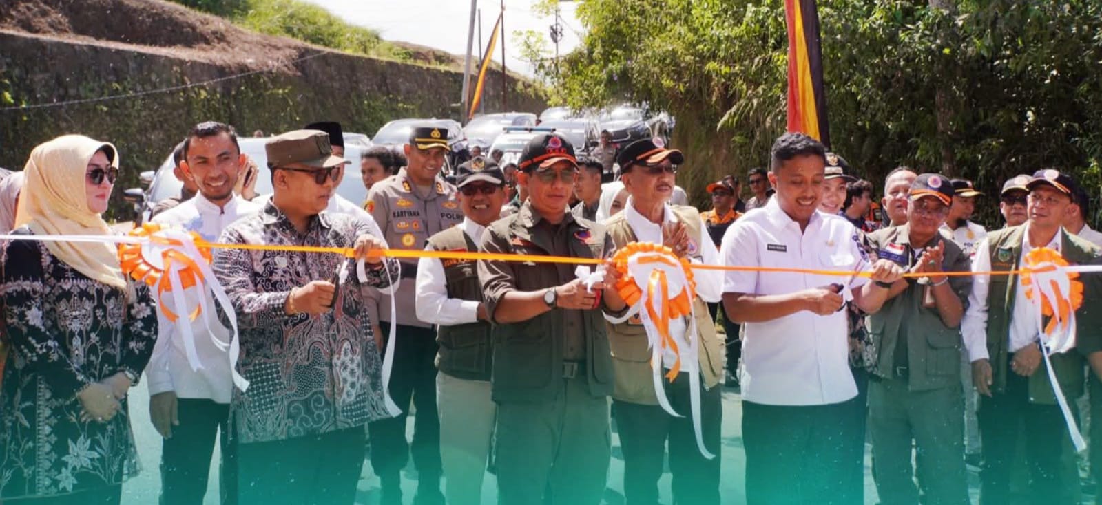 Kepala BNPB Nasional, saat lakukan pengguntingan pita peresmian jembatan Tanjung_ Tanah Bato, Jumat (4/7/2025).